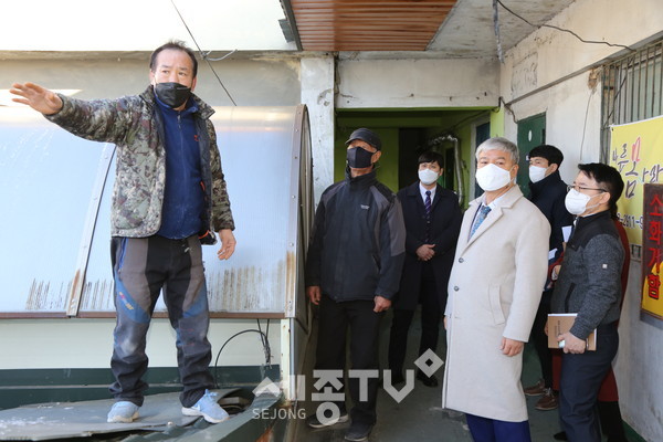금산금빛시장상인회 황보성 상무(왼쪽 첫 번째)가 문정우 금산군수(오른쪽 세 번째)에게 시장의 시설에 대해 설명하고 있다.(사진제공=금산군청)