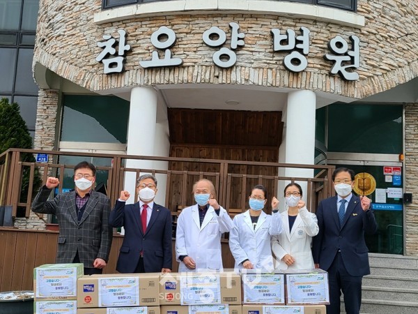 농협충남세종본부 길정섭 본부장이 코로나19 극복을 위해 헌신하고 있는 공주참요양병원 의료진에게 사랑의 떡국떡을 전달했다.(사진제공=농협 충남세종본부)