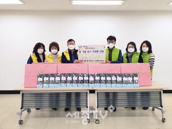 천안상현교회가 5일 부성2동행정복지센터를 방문해 생필품세트 10개와 KF94마스크 300매를 기부했다.(사진제공=천안시청)