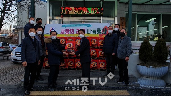 쌍용100인회가 지난 3일 천안시 일봉동행정복지센터에 취약계층을 위한 라면을 전달했다.