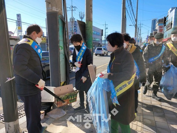 천안시 원성1동이 지난 4일 자생단체 및 주민들과 함께 설맞이 대청소를 실시했다. (사진제공=천안시청)