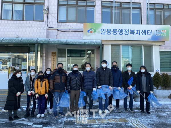 천안시 일봉동 자생단체가 지난 4일 설 명절을 맞아 쾌적한 환경을 위한 대청소를 실시했다.(사진제공=천안시청)