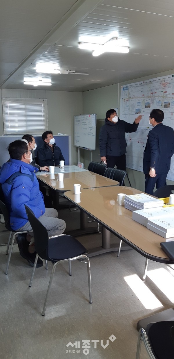 이주홍 천안시 직산읍장과 주민대표들이 지난 2일 국도1호선 천안 직산사거리 입체화사업 건설사업관리단을 방문해 공사 진행현황을 청취하고 의견을 전달했다.(사진제공=천안시청)