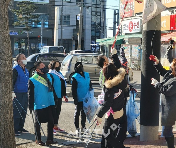 천안시 직산읍이 8일 설 연휴를 맞아 대청소 및 코로나19 예찰활동을 실시했다.(사진제공=천안시청)