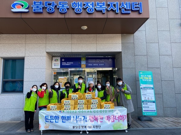 천안시 불당동행복키움지원단이 8일 지역 내 홀몸어르신 및 저소득가정에 명절음식과 밑반찬을 전달했다.(사진제공=천안시청)