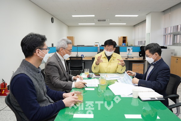전만권 천안시 부시장이 8일 설 명절을 앞두고 천안아산 도시통합운영센터를 방문해 관계자들을 격려하고 있다.
