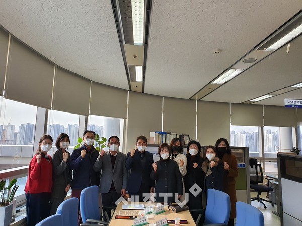 천안시가 지난 5일 시청에서 공동주택 내 어린이집의 안정적 운영으 위한 천안시 어린이집 연합회 임원진 등과의 간담회를 진행하고 있다.(사진제공=천안시청)