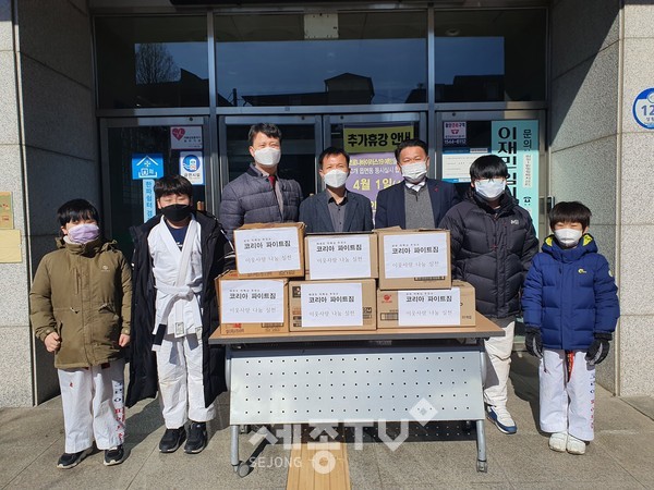 코리아 파이트짐 관장과 아이들이 지난 4일 원성1동행정복지센터에 라면을 기부했다.(사진제공=천안시청)