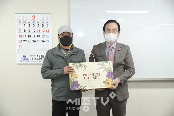 박상돈 천안시장이 9일 환경미화원 교육장을 방문해 묵묵히 업무를 수행하는 환경미화원들을 위로하고 격려했다.(사진제공=천안시청)