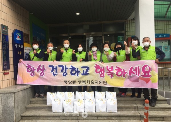 천안시 중앙동행복키움지원단이 10일 지역 내 홀몸어르신들을 위한 설 명절 선물세트를 전달했다.(사진제공=천안시청)