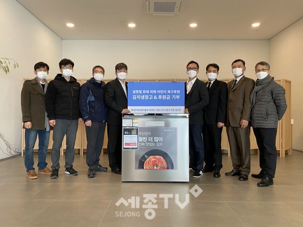 왼쪽부터 송현대 유성서 회장,신철우 동부서 회장,박계우 대덕서 회장,구기찬 행복한 우리집원장, 최정규 현대프리미엄아울렛 대전점장,김병기 서부서 회장,최영재 둔산서 회장,박일권 前 본부 회장.