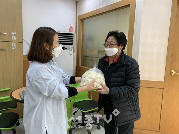 대전 서구(구청장 장종태) 변동 행정복지센터는 대한불교 조계종 화암사(주지 혜광 스님)로부터 생활이 어려운 가정을 위한 사랑의 떡국 떡 160kg을 전달받았다.(사진제공=서구청)