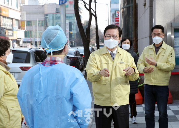 장종태 대전 서구청장은 지난 13일 설 연휴 코로나19 확산 방지를 위해 비상 근무 중인 서구 보건소를 찾아 직원을 격려했다.(사진제공=서구청)