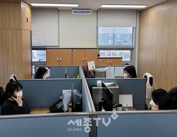 천안시 동남구에서 운영하는 ‘지방세 납세도움 콜센터’직원들이 전화 상담을 하고 있다.(사진제공=천안시청)