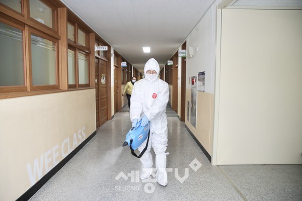 박상돈 천안시장이 지난 17일 개학을 대비해 불당동 소재 아름초등학교 방역 현장을 방문해 직접 소독기를 들고 방역활동을 펼쳤다.(사진제공=천안시청)