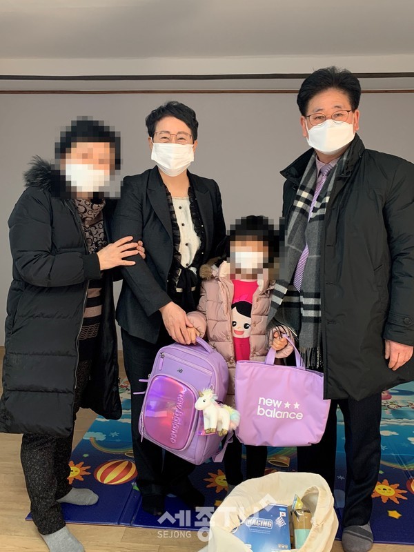 천안시 목천읍행복키움지원단이 18일 지역 내 저소득가정의 초등학교 입학생들을 위한 ‘생애 첫 책가방 사업’을 실시했다.(사진제공=천안시청)