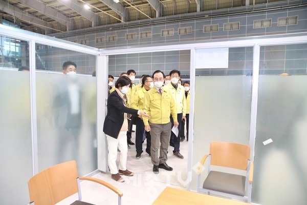 박상돈 천안시장이 22일 충남 우선선정 접종센터로 결정된 실내테니스장을 방문해 현장을 점검하고 있다.(사진제공=천안시청)