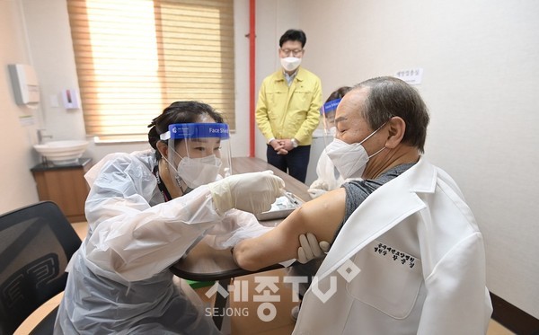 공주에덴요양병원 황준경 병원장 접종 모습.(사진=공주시)