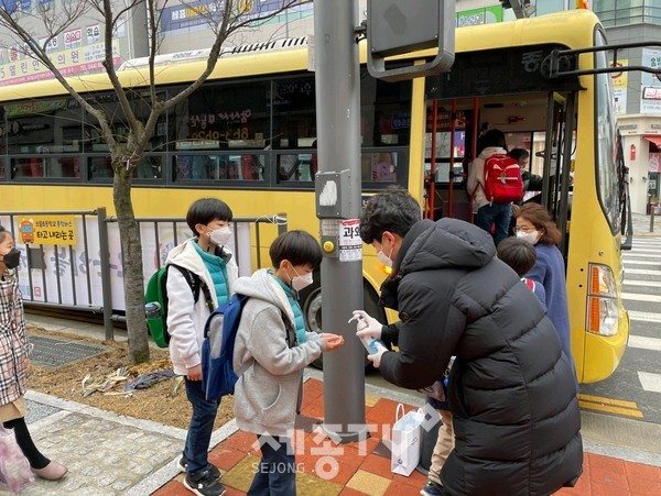 2일, 세종시교육청 직원이 통학차량 승차구역에서 학생들의 체온측정을 하고 있다.(사진=세종시교육청)