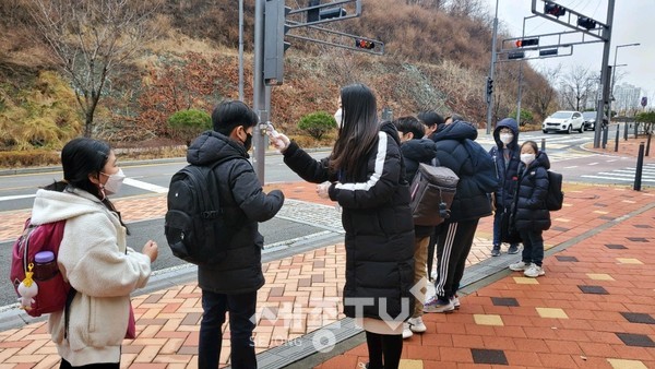 2일, 세종시교육청 직원이 통학차량 승차구역에서 학생들의 체온측정을 하고 있다.(사진=세종시교육청)