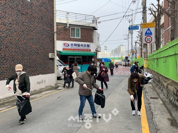 대전 서구(구청장 장종태) 변동 통장협의회(회장 김만년)는 관내 일원에서 새봄을 맞아 ‘코로나 Zero! 새봄맞이 대 청결 운동’을 했다.(사진=서구청)