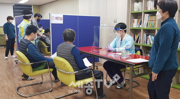 코로나19 백신 예방접종.(사진=공주시)