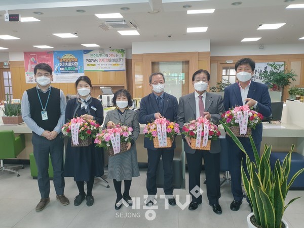 농협충남검사국 김용철 국장(오른쪽)은 공주시 계룡농협 본점에서 유영근 조합장(오른쪽 두 번째)과 함께 종합감사기간 중 화훼농가를 돕기위한 꽃바구니 전달 행사를 가졌다.(농협 충남검사국)