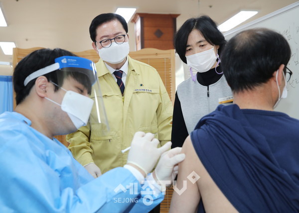 장종태 대전 서구청장은 10일 우리누리요양원(장안로 835)을 찾아 코로나19 예방접종 대상자와 안전한 백신 접종을 위해 애쓰는 의료진과 관계자를 격려했다.(사진=서구청)