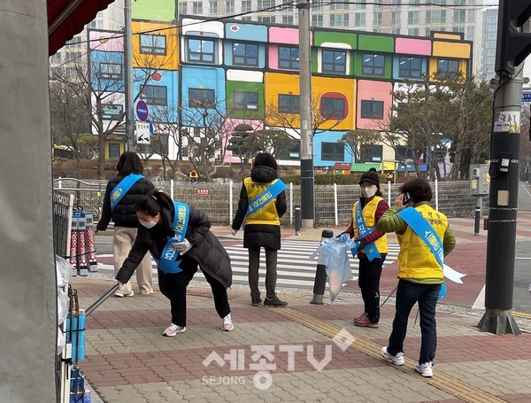 천안시 백석동통장협의회가 11일 개학기를 맞아 지역 내 5개교 주변에서 안전캠페인을 실시했다.(사진=천안시)