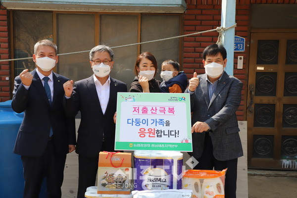 충남세종농협 길정섭 본부장(왼쪽 두번째), 농협서산시지부 이성구 지부장(왼쪽 첫번째), 성연농협 박상순 조합장(오른쪽)이 서산시 성연면 초소아씨댁을 찾아 다둥이 가족을 응원하고 있다.(농협충남세종지역본부)