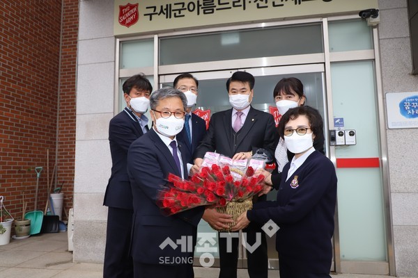 충남세종농협 길정섭 본부장(왼쪽)이 구세군아름드리 천안새소망의 집 박상숙 원장(오른쪽)에게 세계 여성의 날을 맞아 장미꽃과 우리 쌀 빵을 전달하고 있다.(사진=농협 충남세종지역본부)