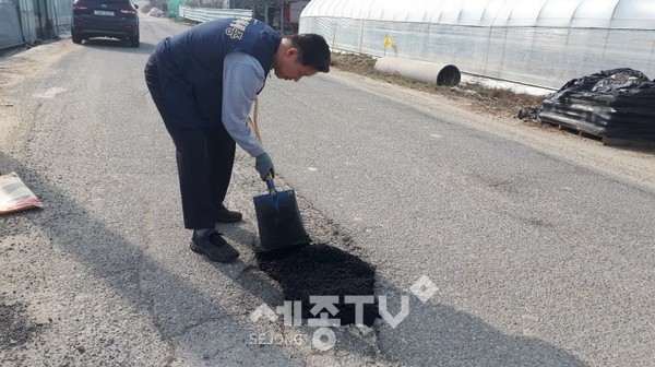 척척세종 생활민원기동처리반이 지나해 해빙기를 맞아 도로 포트홀을 보수하고 있다.(사진=세종시)