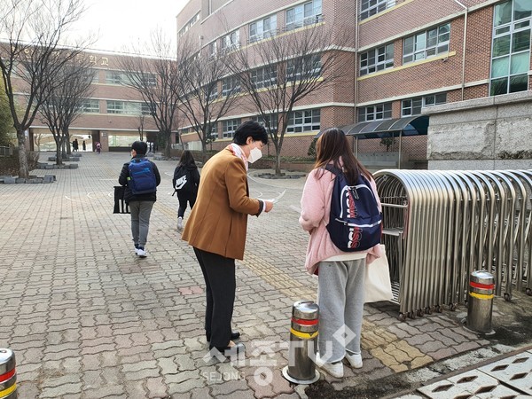 천안시 부성1동이 15일 지역 내 초등학교 주변에서 안전캠페인을 실시했다.(사진=천안시)