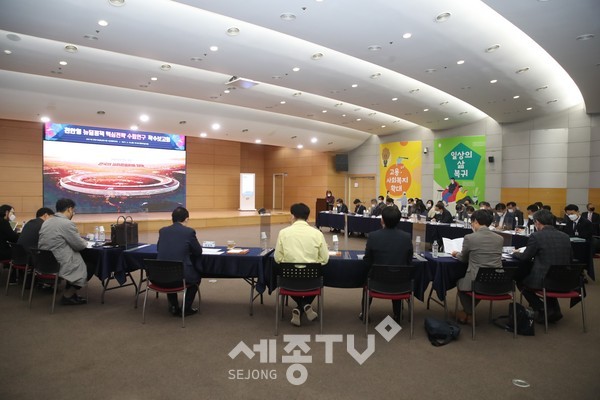 천안시가 16일 시청 대회의실에서 충남연구원과 천안형 뉴딜정책의 핵심전략 수립을 위한 연구 착수보고회를 진행하고 있다.(사진=천안시)