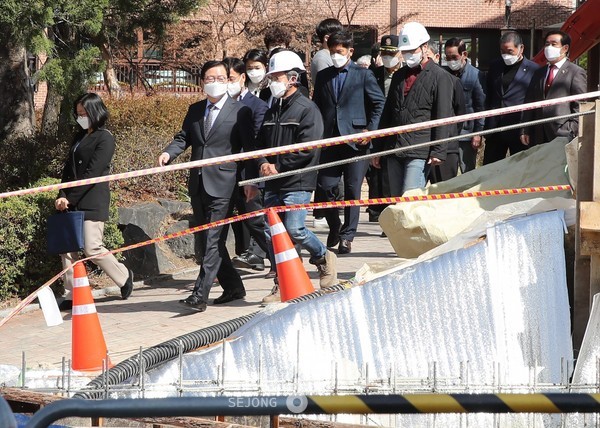 장종태 대전 서구청장은 16일 갈마동(363-10번지)에 건립하고 있는 서구 보훈회관 신축 현장을 방문했다. 장청장은 11명의 서구 보훈 단체장들과 함께 공사 진행 상황을 점검하고, 관계자들을 격려했다.(사진=서구청)