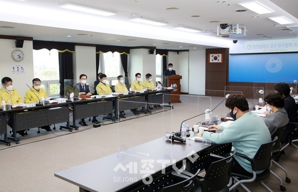 대전 서구(구청장 장종태)는 18일 청사 장태산실에서 2021년 인구정책 위원회를 개최했다. 이날 회의에서 2021년 서구 인구정책 시행계획을 심의하고 참석 위원들로부터 인구정책 추진 방향을 논의했다.(사진=서구청 제공)
