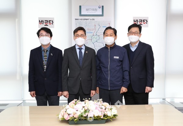 왼쪽부터 전천규 BRT기획팀장, 이문기 청장, 김용석 차장, 유근호 기반시설국장이 BRT기획팀 현판식에 참석했다.(사진=행복청 제공)