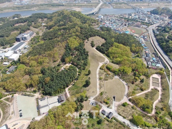 송산리고분군 전경.(사진=공주시청 제공)