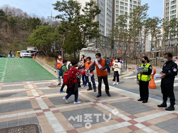 천안시 일봉동이 19일 용소초등학교 하교시간에 맞춰 초등학교 안전캠페인을 실시했다.(사진=천안시 제공)