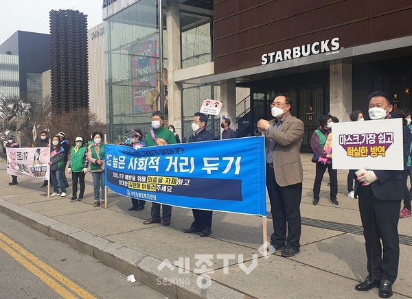 천안시 신안동 새마을지도자·부녀회 회원들이 24일 코로나19 확산방지 거리홍보캠페인과 환경정비를 실시했다.(사진=천안시)