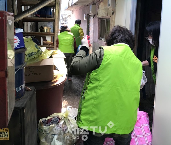 천안시 중앙동 행복키움지원단이 26일 주거취약계층 어르신을 대상으로 ‘찾아가는 클린하우스 나눔봉사’를 실시했다.(사진=천안시)