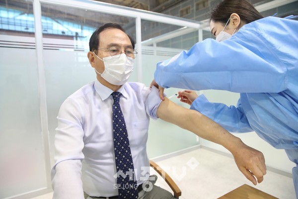 박상돈 시장이 1일 오전 천안시 예방접종센터(실내 테니스장)에서 아스트라제네카(AZ) 코로나19 백신을 접종받고 있다.(사진=천안시)