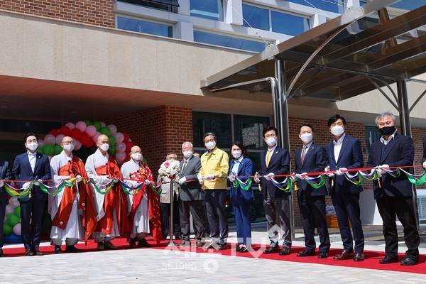 왼쪽부터 김관형 유성구의원 ,사회복지법인 대전불교천태종복지재단 정도웅 상임이사스님, 대전 광수사 정장호 주지스님,이문덕 총무원장스님,대한노인회 유성구지회 신기영 회장, 정용래 유성구청장, 이금선 유성구의회 의장, 허태정 대전시장, 권중순 대전시의회 의장, 조승래 국회의원, 정기현 시의원.