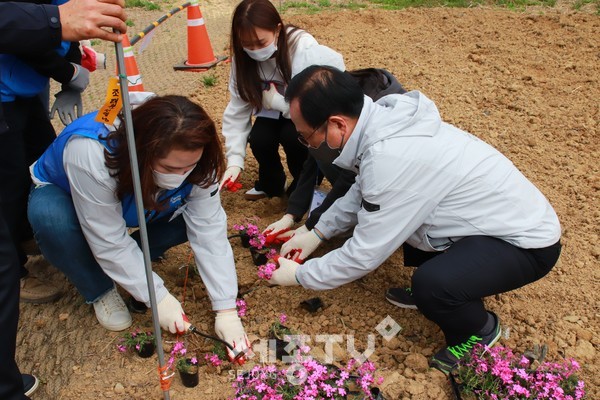천안시청공무원노동조합이 2일 천안시민체육공원에서 식목일을 앞두고 신규공무원과 내고장 공원 가꾸기 행사를 펼쳤다.(사진=천안시 제공)
