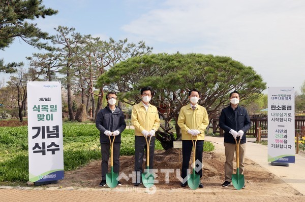 식목일 나무심기  권중순 의장 오른쪽 두번째.