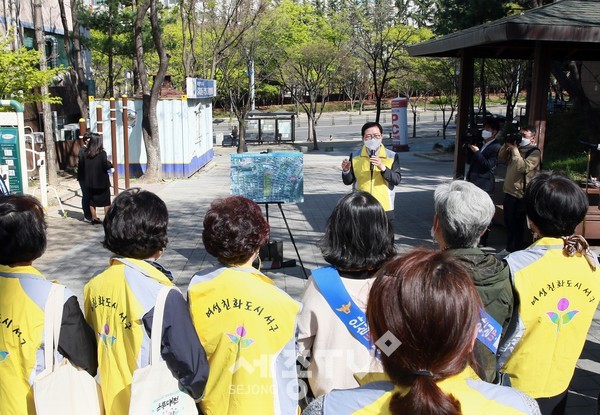 장종태 대전 서구청장은 5일 갈마2동 여성친화 행복마을 사업 현장에서 여성친화도시서포터즈, 지역주민 등 10여 명이 참석한 가운데 여성친화 행복마을 조성을 위한 주민설명회를 했다.(사진=서구청)