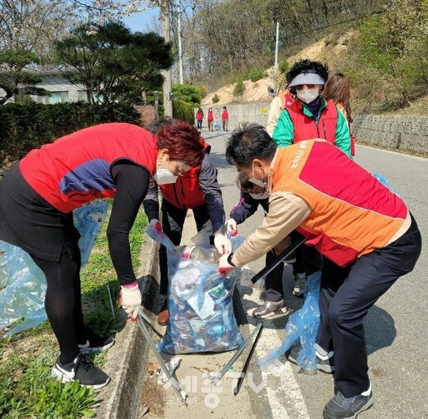 천안시 성거읍주민자치위원회와 SKC HT&M 봉사단이 지난 6일 천흥저수지 주변 자연정화활동을 실시했다.(사진=천안시 제공)