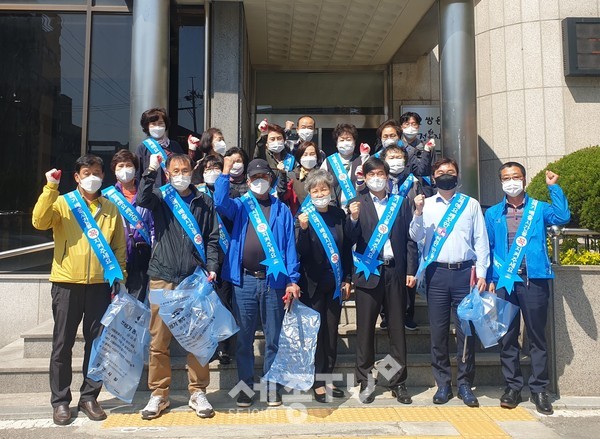 천안시 쌍용1동 통장협의회가 8일 새봄맞이 마을청소를 실시했다.(사진=천안시)