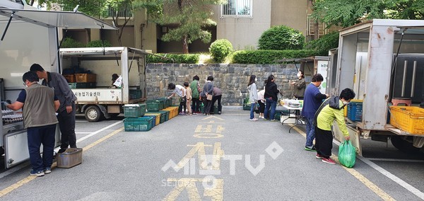 천안시농업기술센터가 8일 지역 내 아파트를 찾아 농산물직거래 목요장터를 운영했다.(사진=천안시)