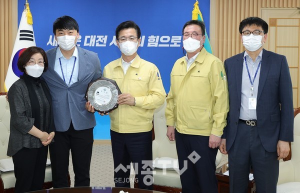 곽명신 역학조사관(좌측 두 번째)과 허태정 시장(가운데), 정해교 대전시 보건복지국장(좌측 네 번째)과 직원들이 감사패 수여에 함께했다.(사진=대전시 제공)